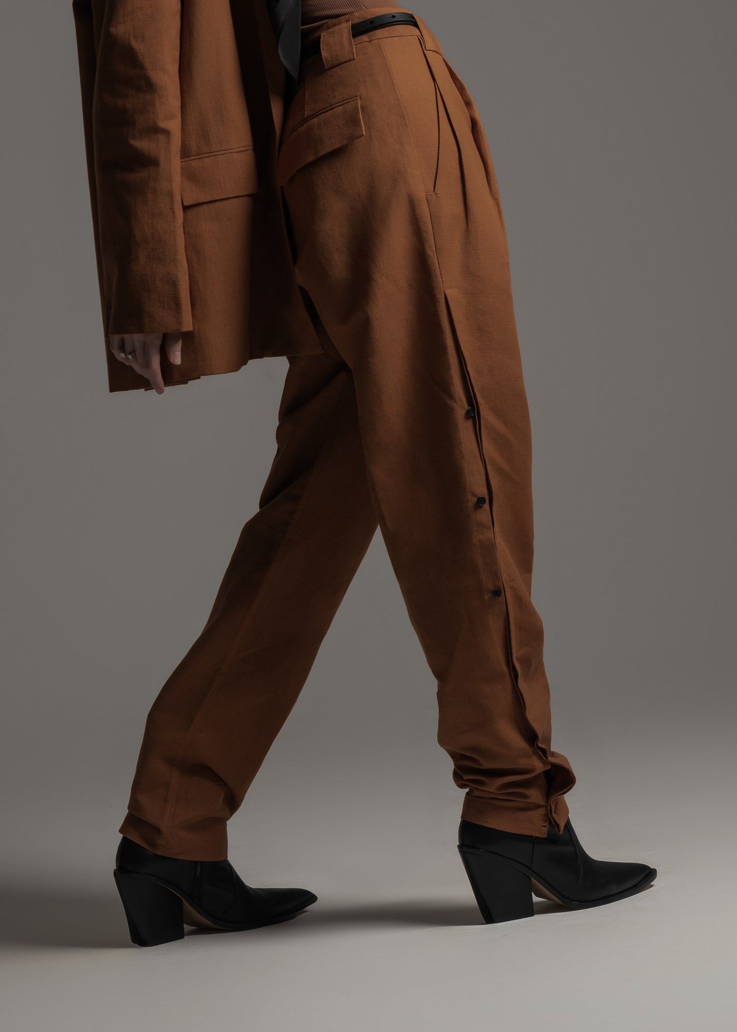 Calça Adam bronze em linho e algodão